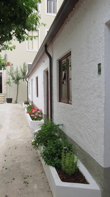 Local Duarte's Guest house *